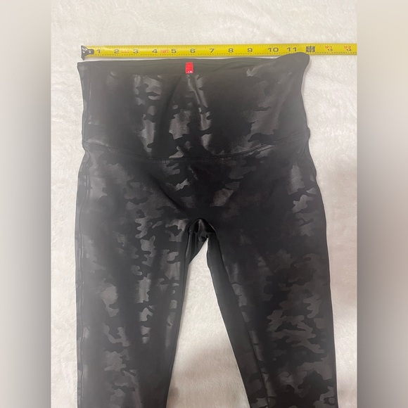Black Camo Spanx Leggings-Size Medium - Picture 3 of 8